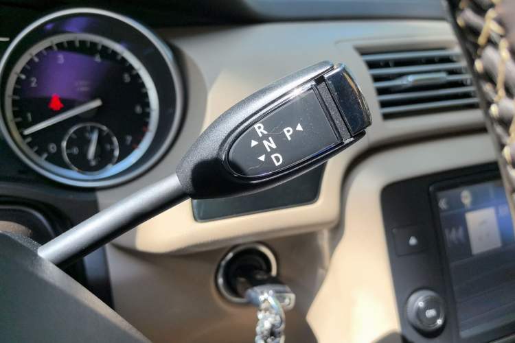 Used Mercedes-Benz R-Class 2015 R 320 4MATIC Luxury Model Gear Lever
