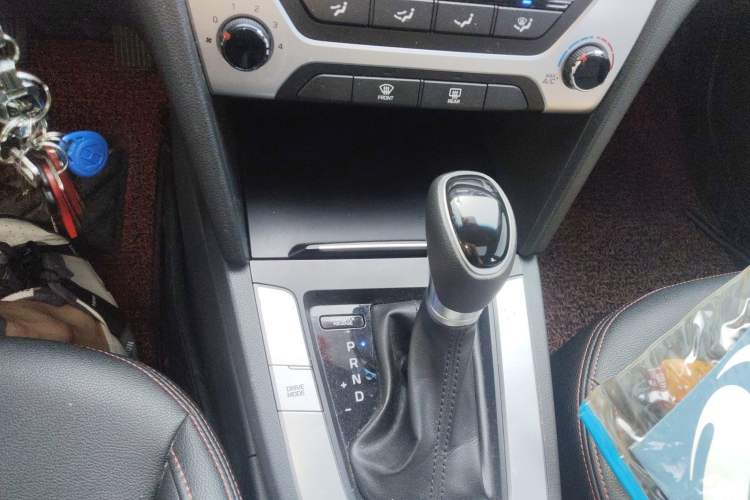 Used Hyundai Elantra (6th Generation / Lingdong) 2016 1.6L Automatic ZhiXuan – Elite Version Gear Lever