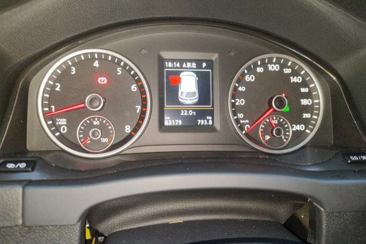 Used Volkswagen Tiguan 2015 1.8TSI Automatic Two-Wheel Drive Luxury Model Odometer Close Up