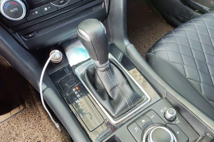 Used Mazda 3 Axela 2017 Sedan 1.5L Automatic Luxury Model Emission Standard China V Gear Lever