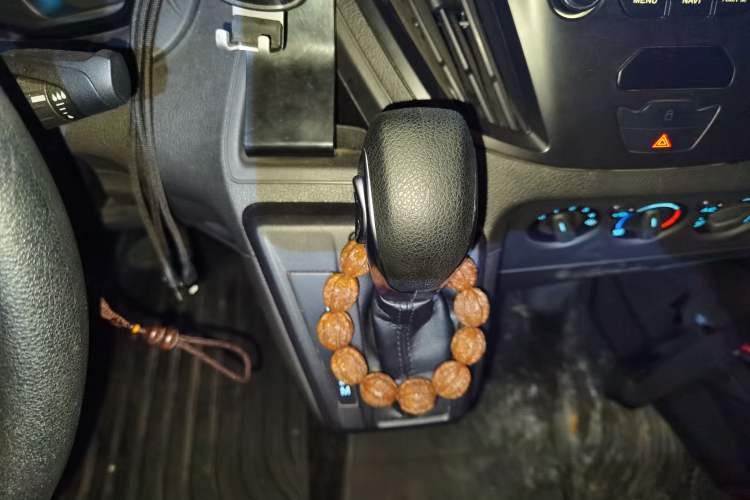 Used Ford Transit 2023 2.0T Gasoline Automatic Multi-Function Commercial Vehicle Short Wheelbase Mid-Roof Design 5/6 Seats
