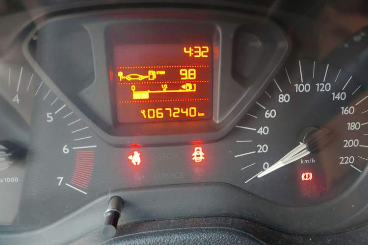 Used Citroen Elysee 2015 Zhishang Edition 1.6L Manual Fashion Model Odometer Close Up