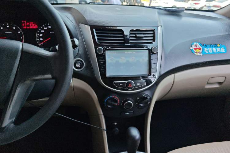 Used Hyundai Verna (older generation) 2014 1.4L Automatic Leading-Edge GLX Audio And AC Panel