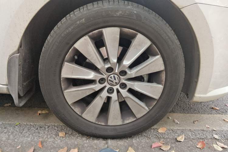 Used Volkswagen Lavida 2013 Restyled Classic 1.6L Manual Comfort Edition Right Front Wheel Hub