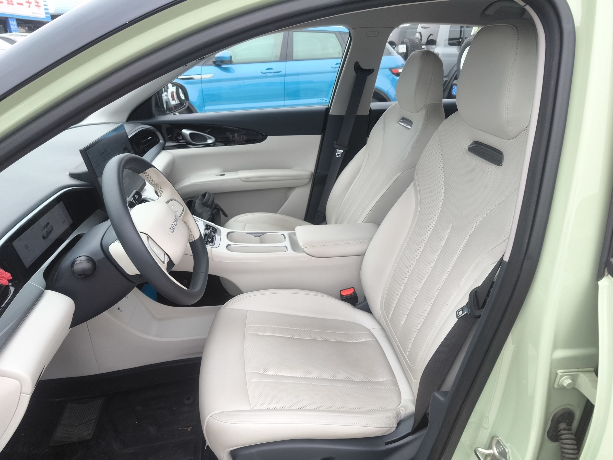 المقاعد الأمامية داخل السيارة