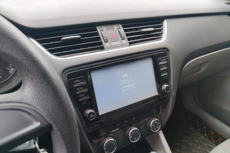 Used Skoda Octavia 2015 1.6L Automatic Yijie Edition Audio And AC Panel