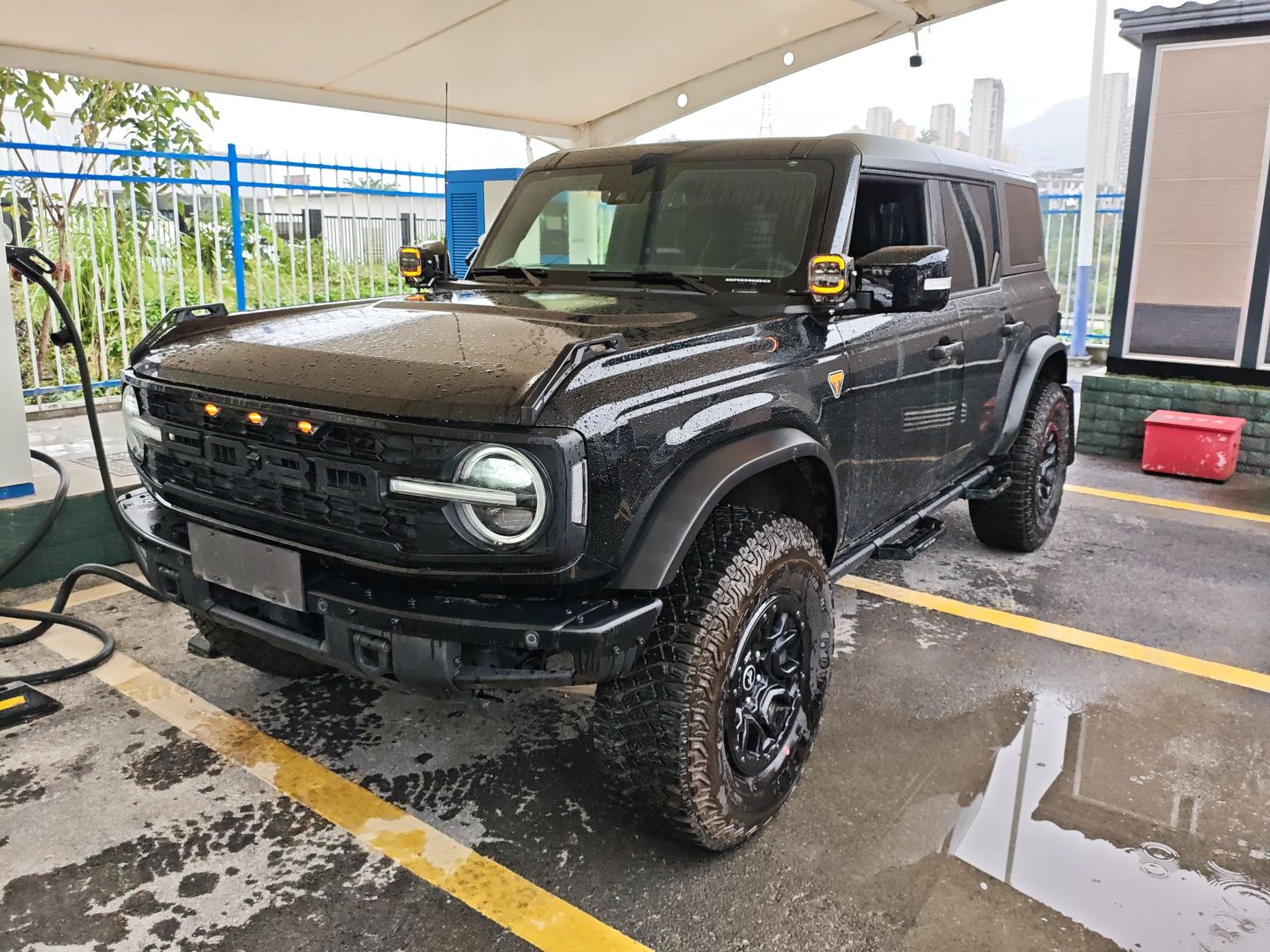 تحت مقدمة السيارة