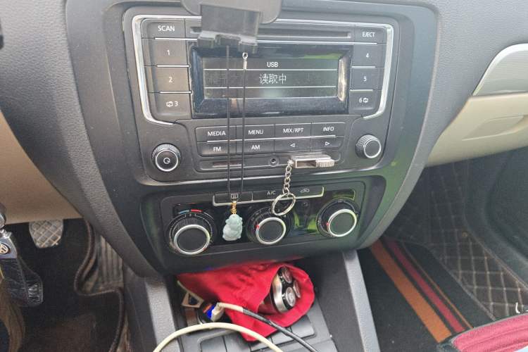 Used Volkswagen Sagitar 2014 1.6L Manual Comfort Model Audio And AC Panel