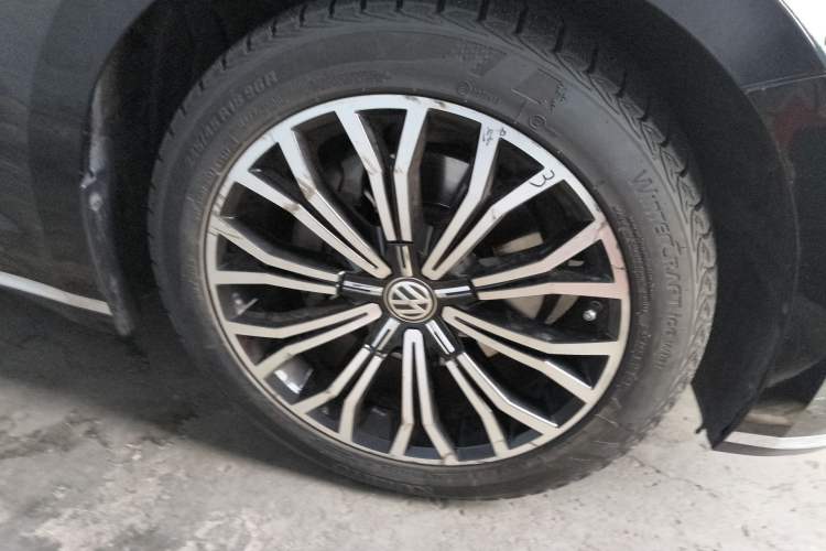 Used Volkswagen Phideon 2016 380TSI Two-Wheel-Drive Luxury Edition Right Front Wheel Hub