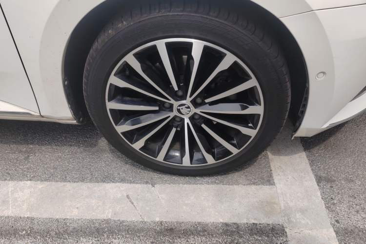 Used Skoda Superb 2018 TSI330 DSG Luxury Edition China V Standard Right Front Wheel Hub