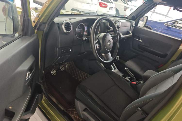 Used BAIC Off-Road BJ40 2016 40L 2.0T Manual Two-Wheel Drive Luxury Edition
