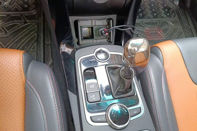 Used BYD Qin New Energy 2015 1.5T Dual-Crown Flagship Plus Edition Gear Lever