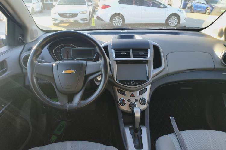 Used Chevrolet Aveo Sonic 2014 Sedan 1.4SL AT Fashion Edition