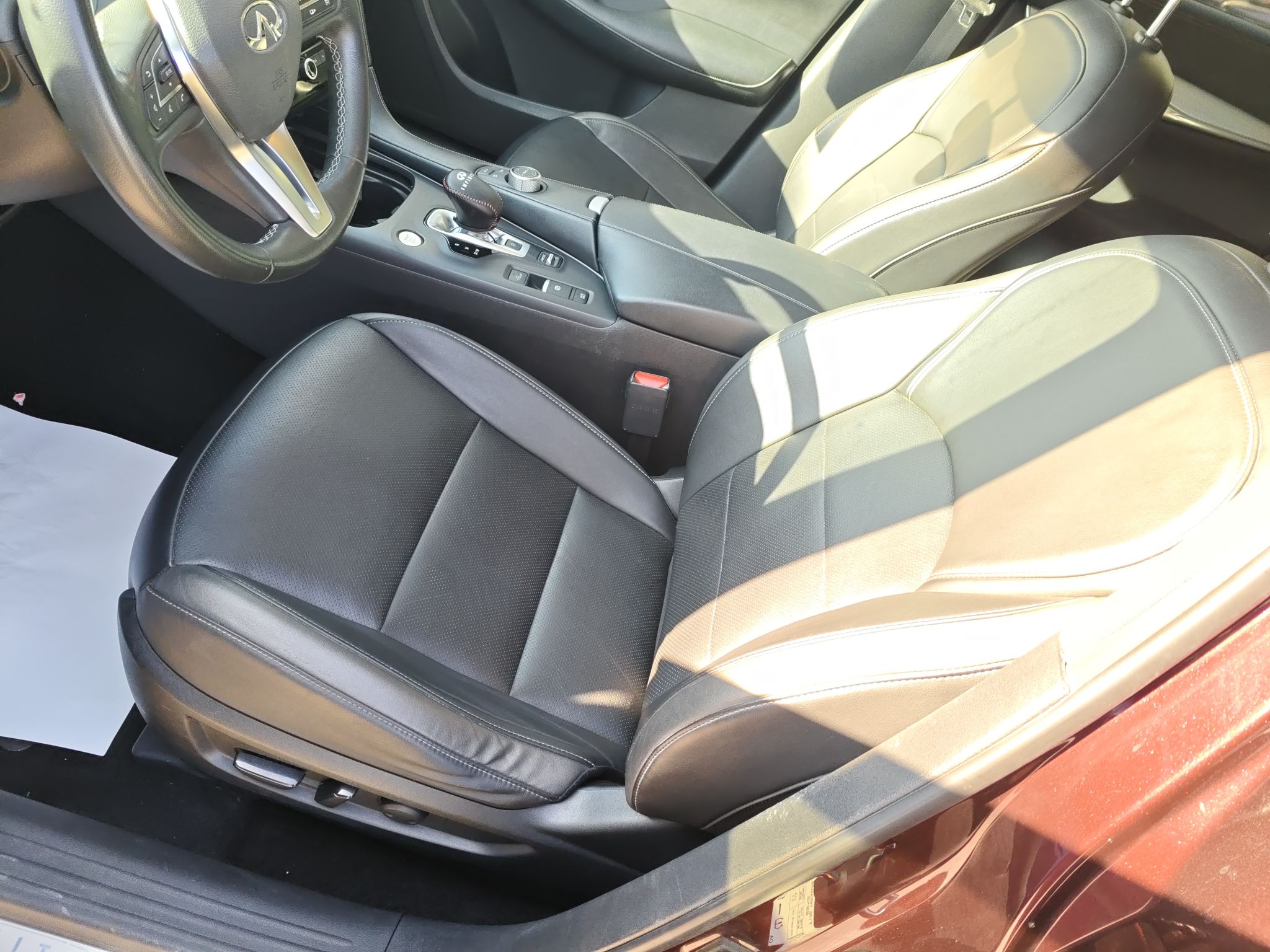 المقاعد الأمامية داخل السيارة