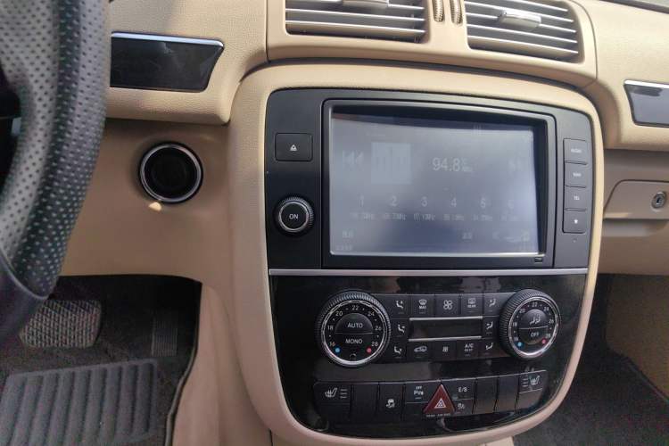 Used Mercedes-Benz R-Class 2017 R 320 4MATIC Luxury Collection Edition Audio And AC Panel