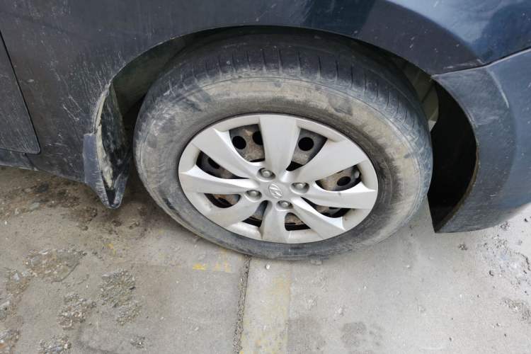 Used Hyundai Verna (older generation) 2014 1.4L Manual Smart GLS Trim Right Front Wheel Hub