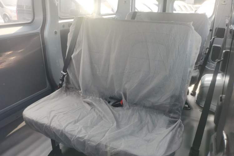 Used Wuling Yangguang 2024 300KM Comfort Version Passenger Van 75kW