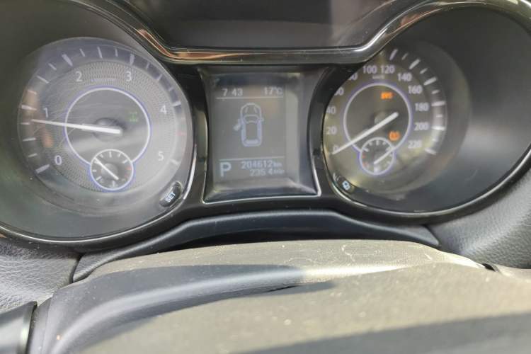 Used JMC Yusheng S350 2016 2.4T Automatic 4x4 Diesel Luxury 5-Seater Odometer Close Up