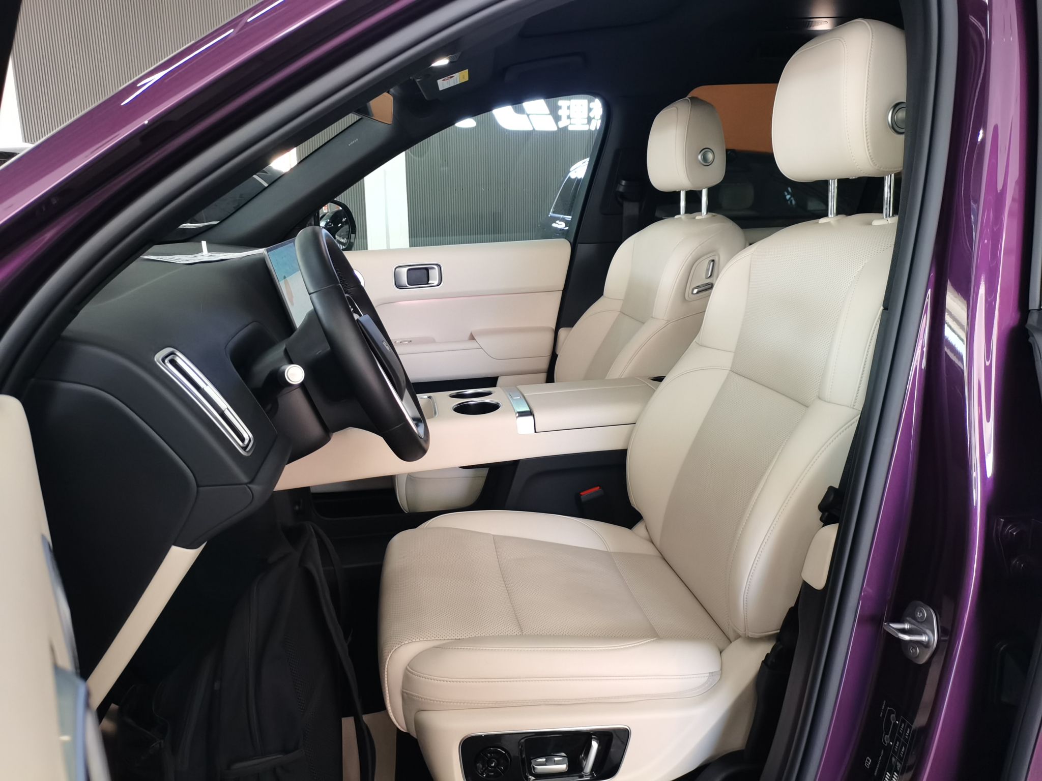 المقاعد الأمامية داخل السيارة