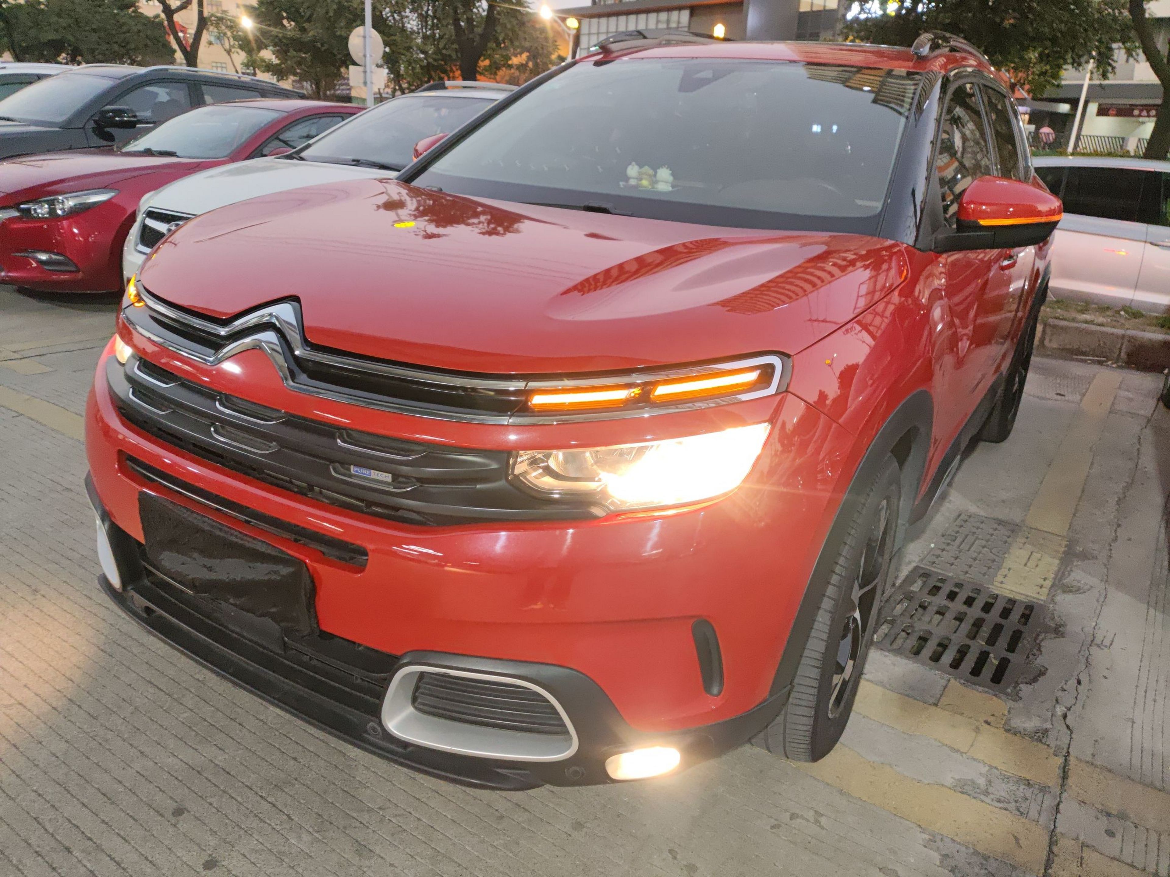 Под передней частью автомобиля