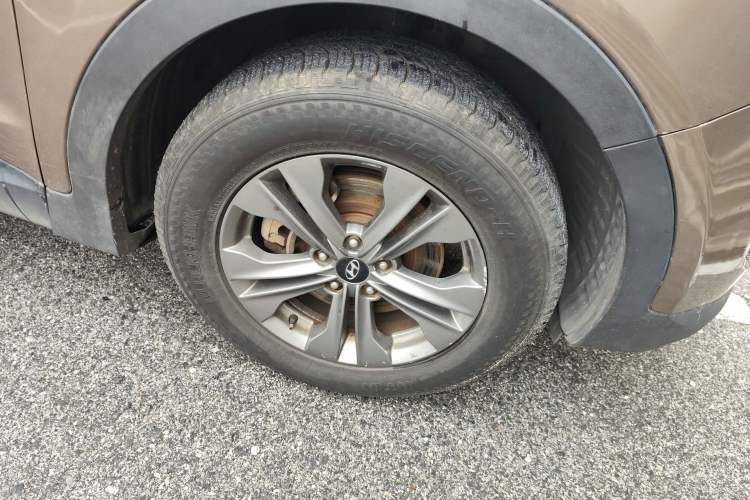 Used Hyundai Santa Fe 2013 2.4L Automatic Two-Wheel Drive Smart Version Right Front Wheel Hub