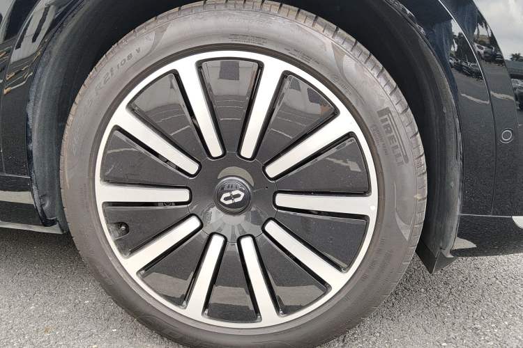 Used Hima AITO M9 2024 All-Electric Ultra Version 100 kWh 6-Seater Model Right Front Wheel Hub