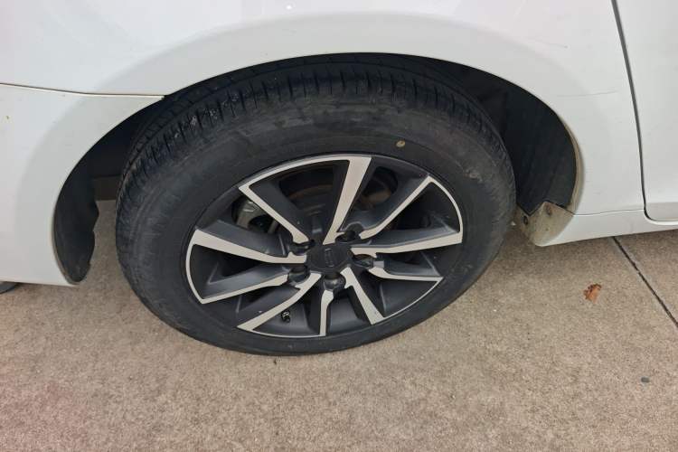 Used Geely Auto Emgrand 2019 Leading Edition 1.5L CVT Upward-Connected Model China VI Standard
