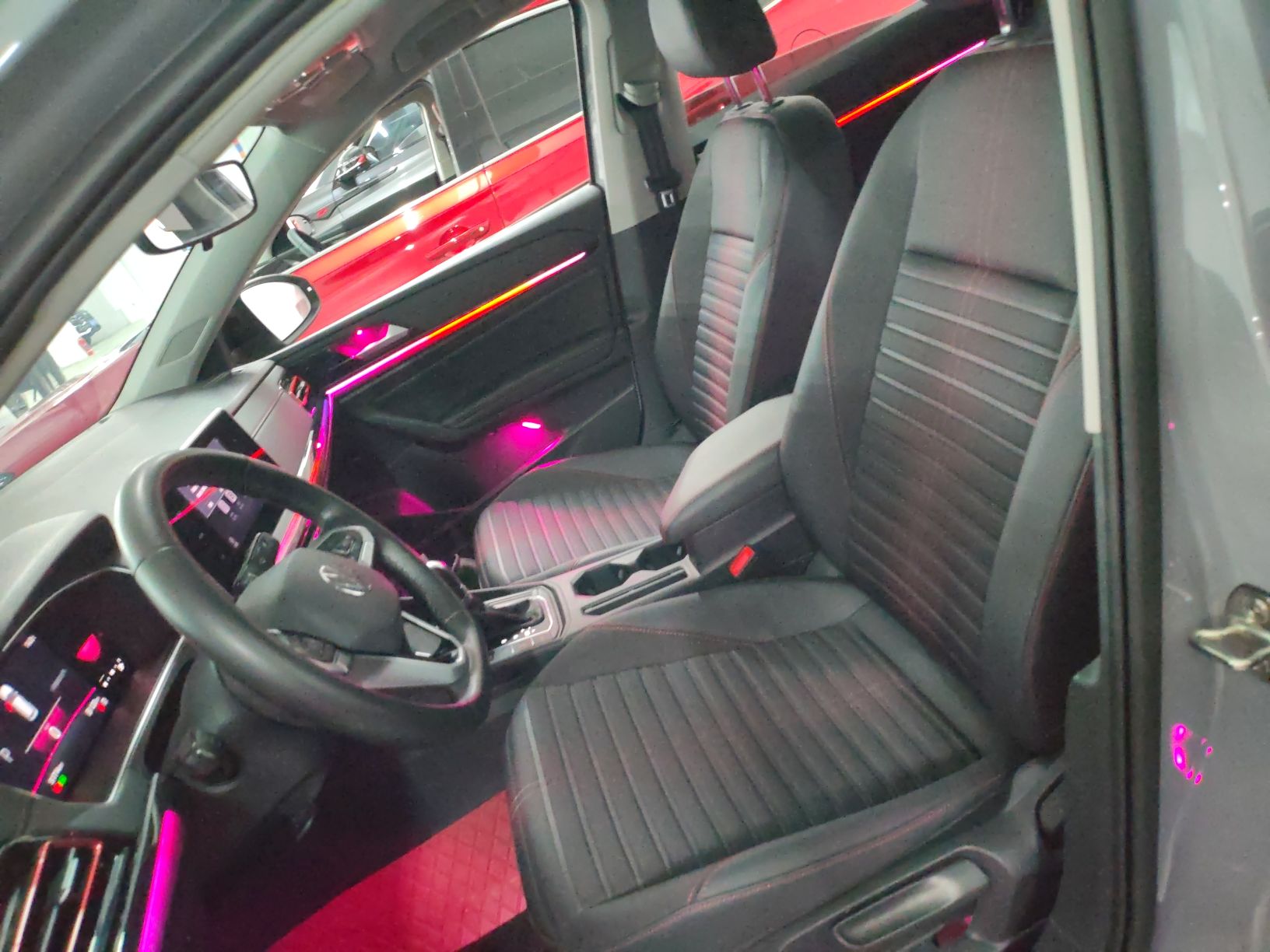 المقاعد الأمامية داخل السيارة