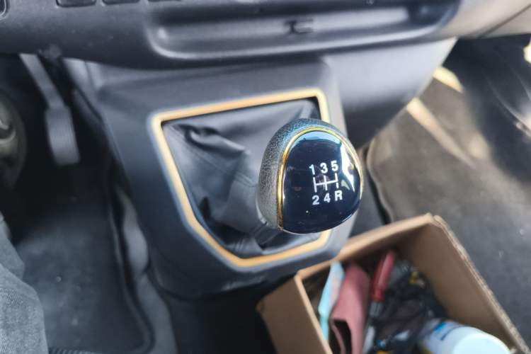 Used JMC Transit 2021 2.8T Space King Standard Version Long Wheelbase Mid-Height Roof Rear Single Tire – Step 6-Seater Diesel China VI Emission Standard JX493
