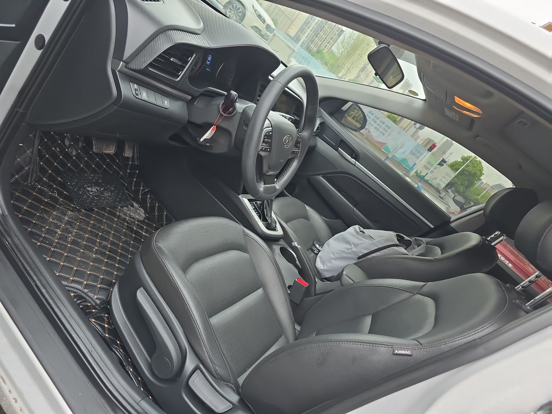 Переднее сиденье в автомобиле