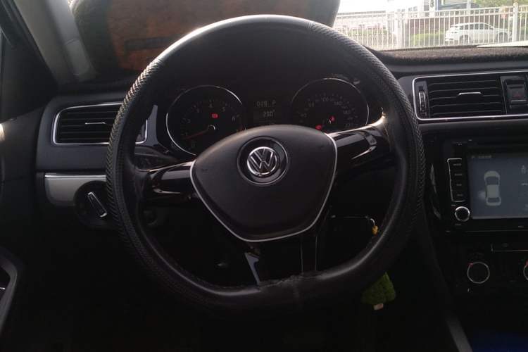 Used Volkswagen Sagitar 2015 1.6L Automatic Comfort Model Steering Wheel