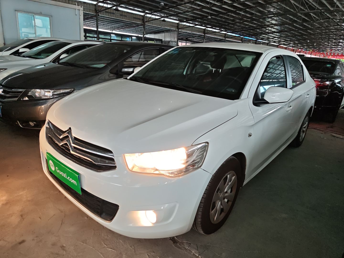 تحت مقدمة السيارة