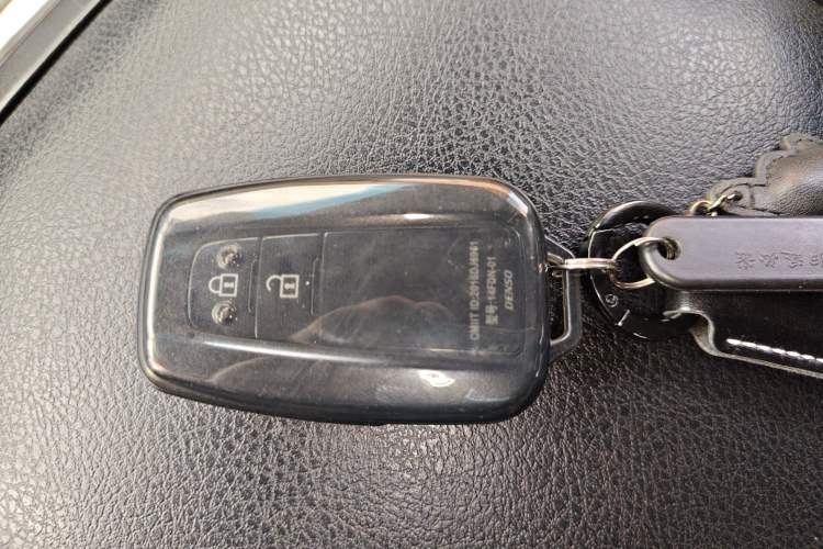 Used Toyota Prado 2019 3.5L Automatic TX-L Deluxe Edition with Rear-Mounted Spare Tire Vehicle Key