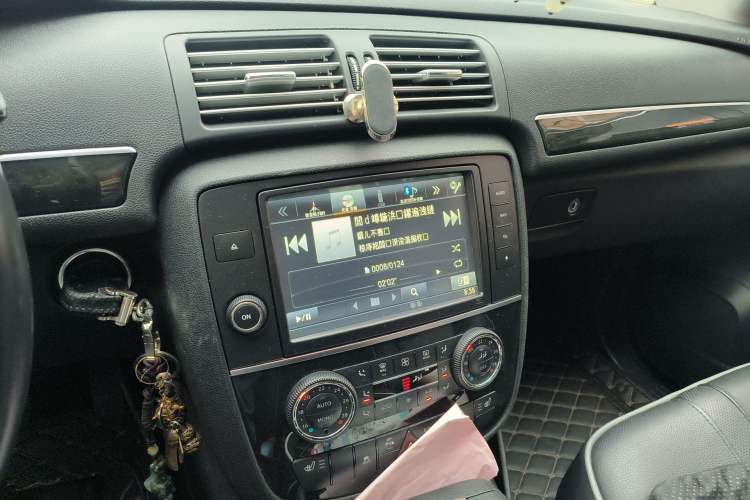 Used Mercedes-Benz R-Class 2015 R 400 4MATIC Business Model Audio And AC Panel