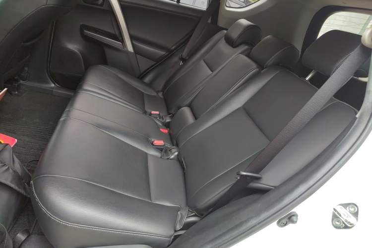 Used Toyota RAV4 2019 2.0L CVT Two-Wheel Drive Pioneer Edition China VI Standard Left Rear Seat