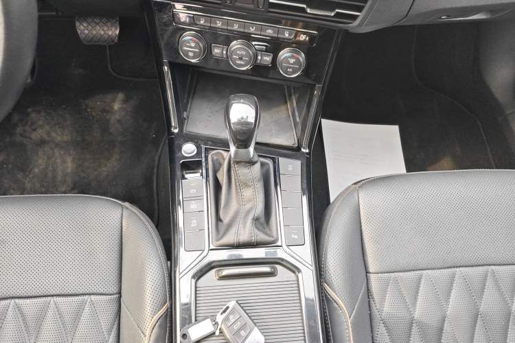 Used Volkswagen Passat 2019 330TSI Luxury Edition China VI Standard Gear Lever