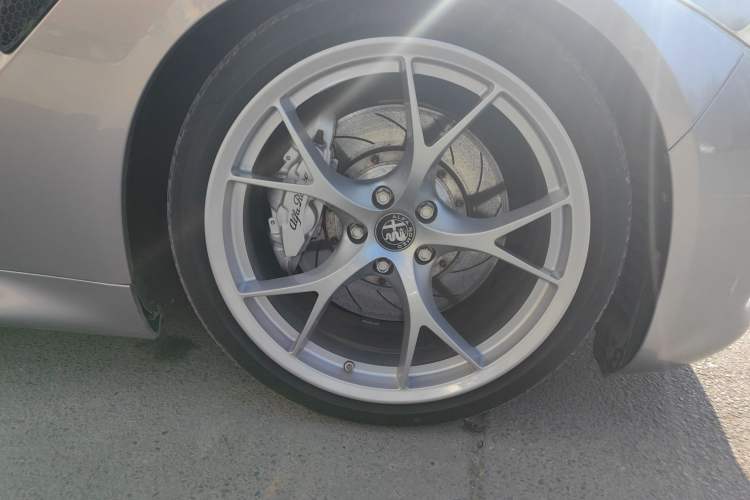 Used Alfa Romeo Giulia 2017 2.0T 280HP Luxury Edition Right Front Wheel Hub