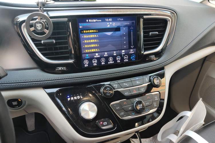 Used Chrysler Grand Voyager 2017 3.6L Premium Edition Audio And AC Panel