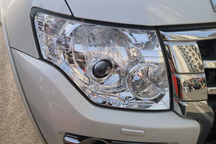 Used Mitsubishi Pajero 2016 3.0L Automatic Standard Version China V Standard Right Front Headlight