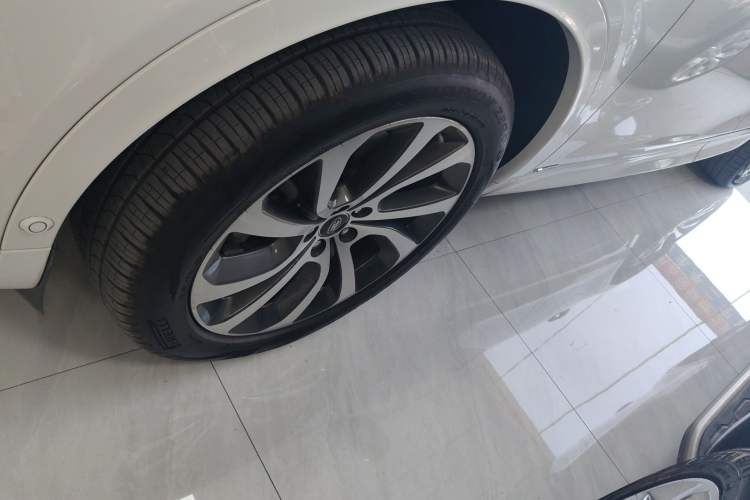 Used Land Rover Discovery Sport 2021 249 PS R-Dynamic SE Performance Tech Edition 5 Seats Left Front Wheel Hub