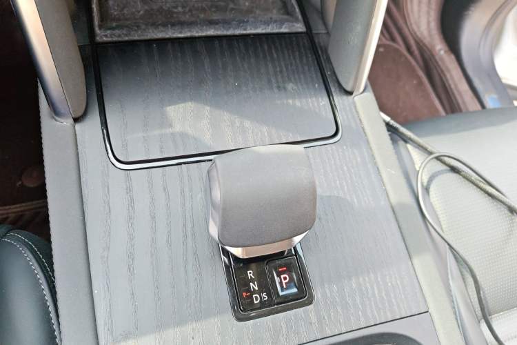 Used Land Rover Discovery Sport 2024 Luxury Custom Edition Gear Lever