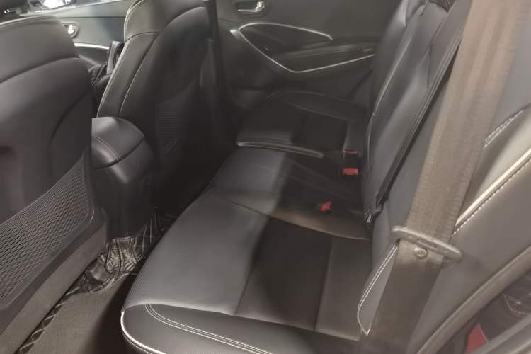 Used Hyundai Santa Fe 2017 2.0T Automatic Two-Wheel Drive Smart Version 7 Seats Left Rear Seat