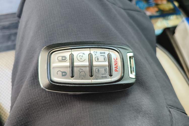 Used Chrysler Grand Voyager PHEV 2018 3.6L Plug-in Hybrid Vehicle Key