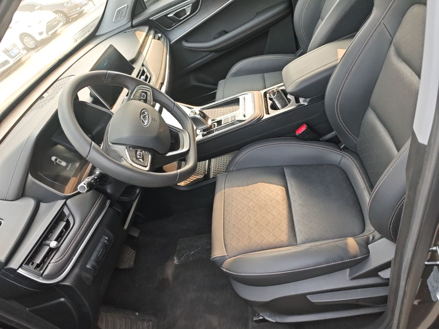 المقاعد الأمامية داخل السيارة