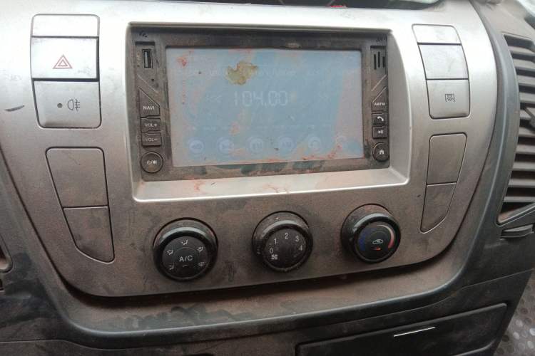 Used SAIC MAXUS Xintu V80 2014 2.5T Aotuntong Short Wheelbase Mid-Roof Model