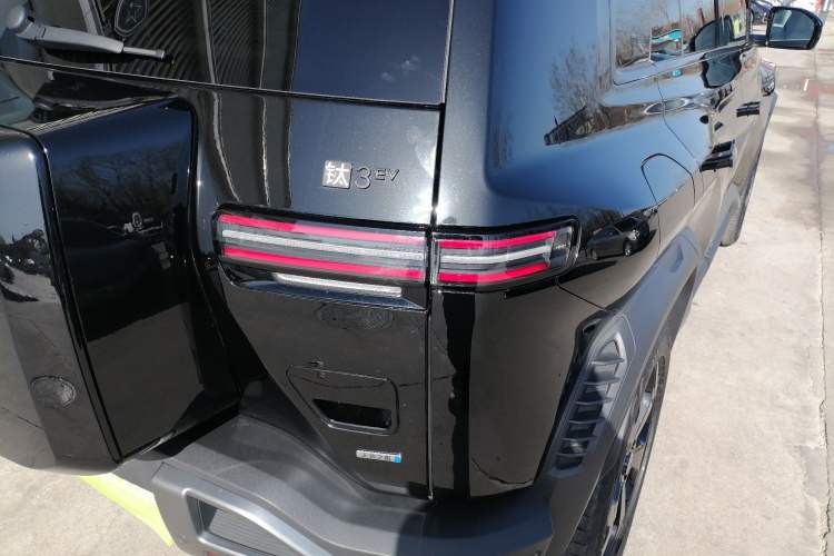 Used Formula Leopard Titanium 3 2025 501 km Four-Wheel Drive Drone Edition Right Rear Taillight