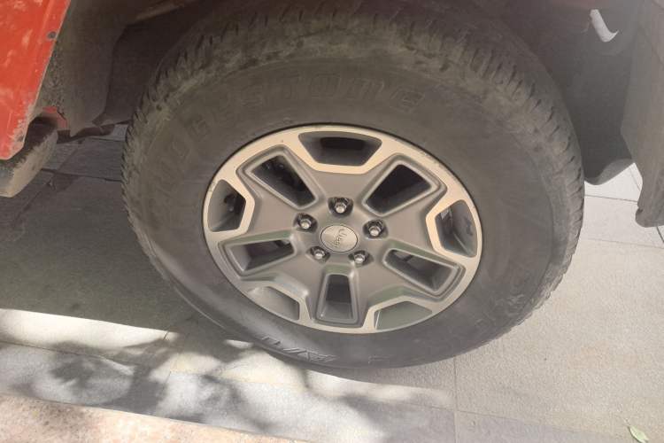 Used Jeep Wrangler 2014 3.0L Sahara Four-Door Edition Right Front Wheel Hub