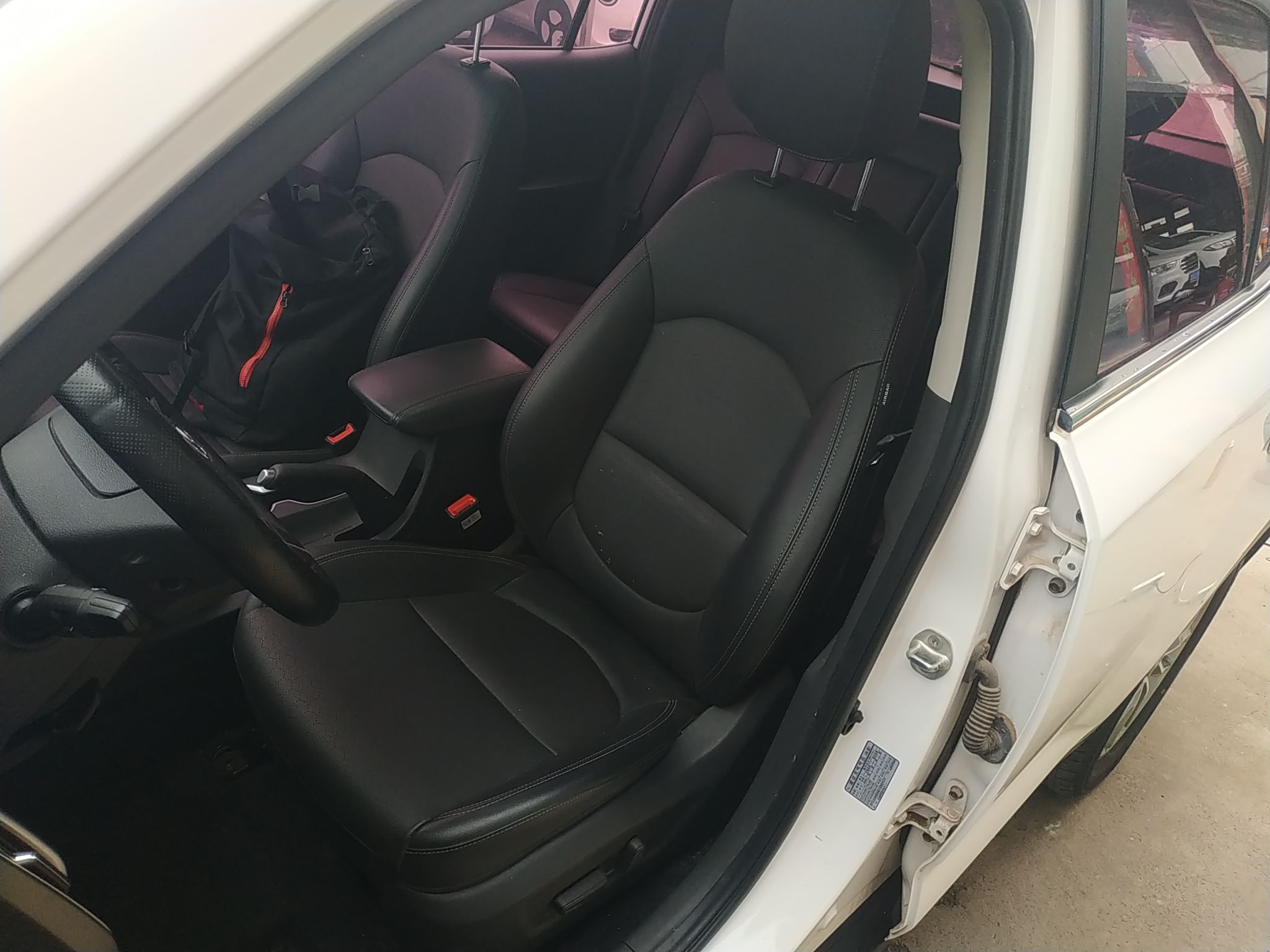 Переднее сиденье в автомобиле