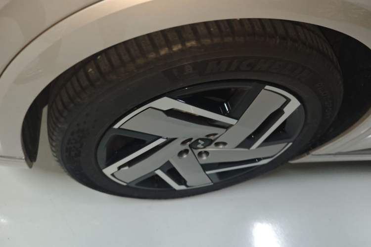 Used ONVO Luxeed L90 2025 Model—Max Six-Seater Version
