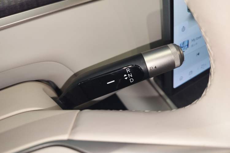 Used ONVO Luxeed L90 2025 Model—Max Six-Seater Version Gear Lever